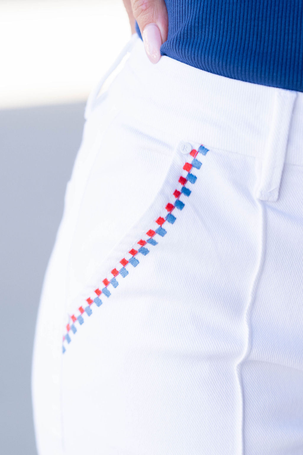 PERFECT DESIGN WHITE JEANS
