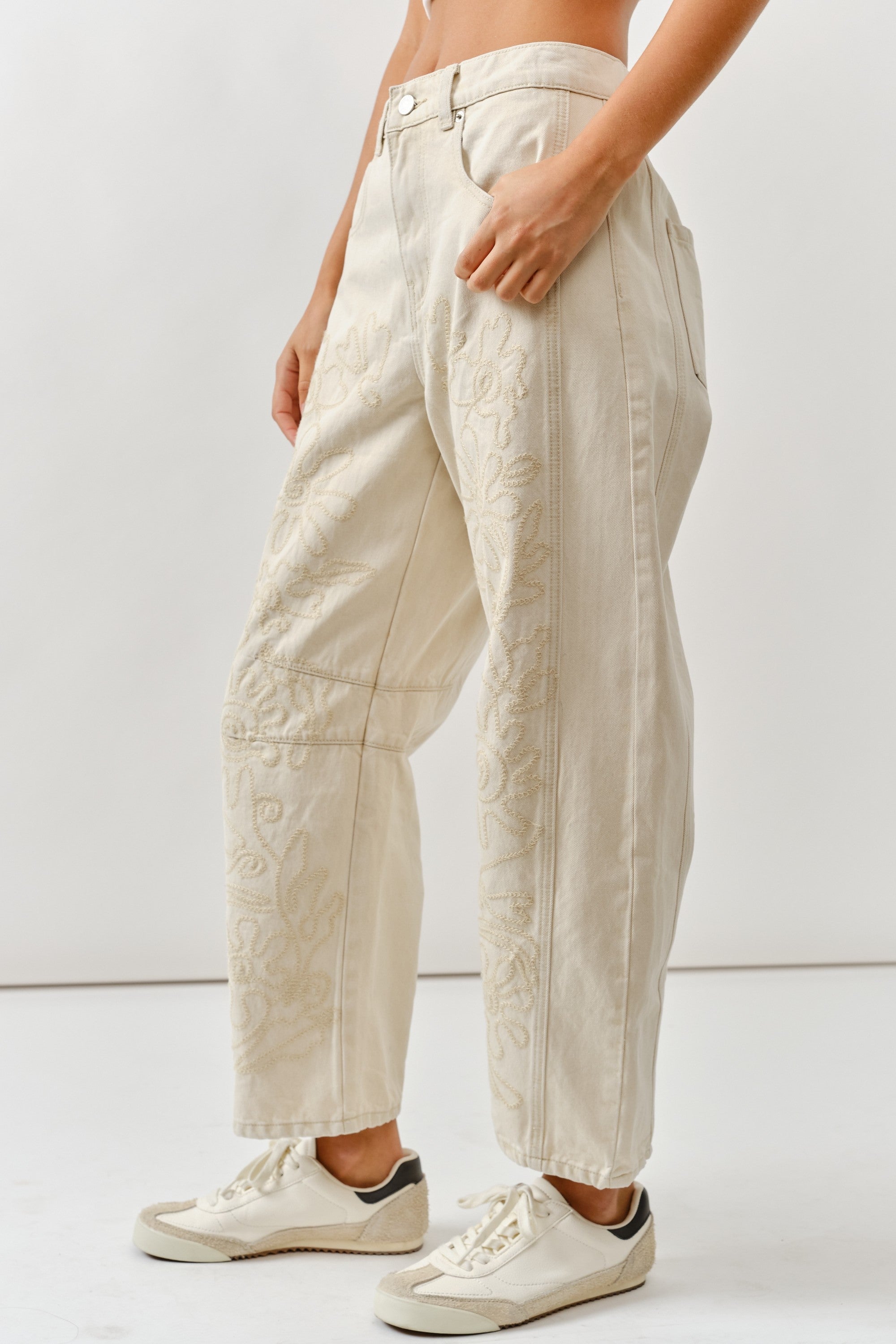 FLORAL EMBROIDERY BARREL JEANS