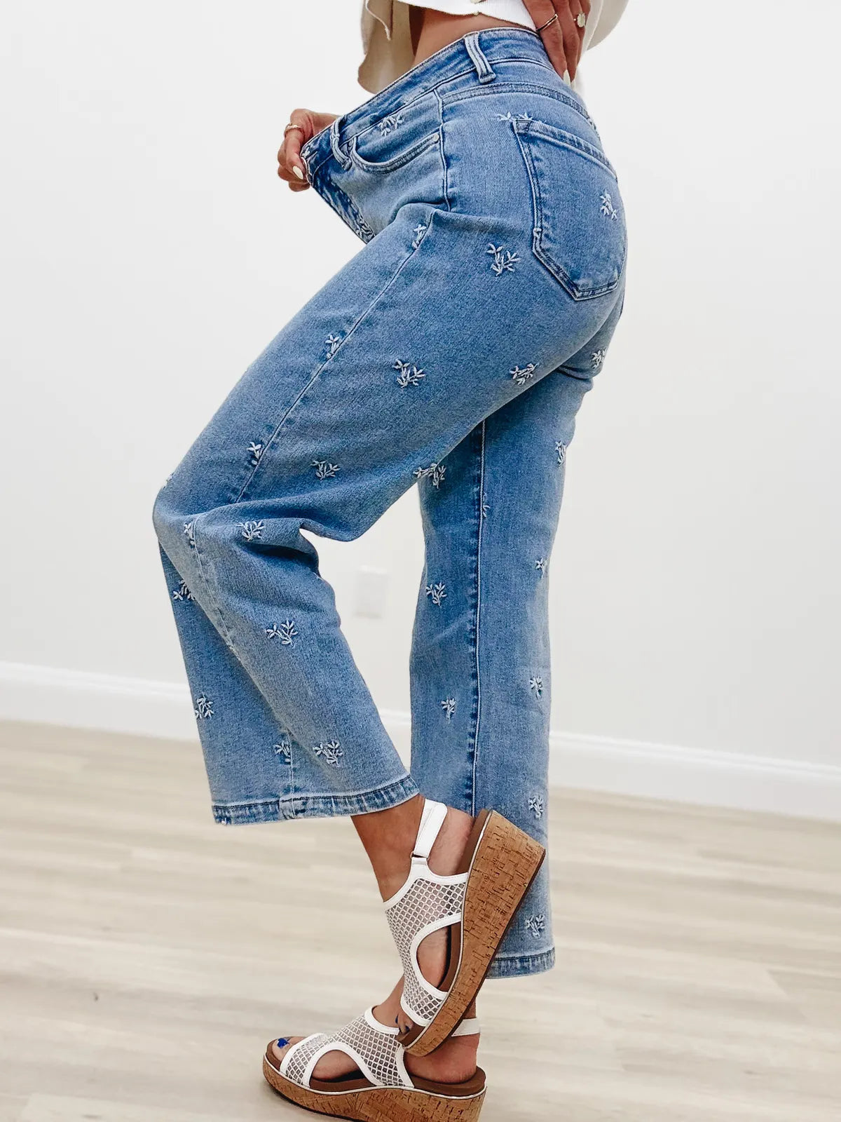 TUMMY CONTROL EMBROIDERED JEANS