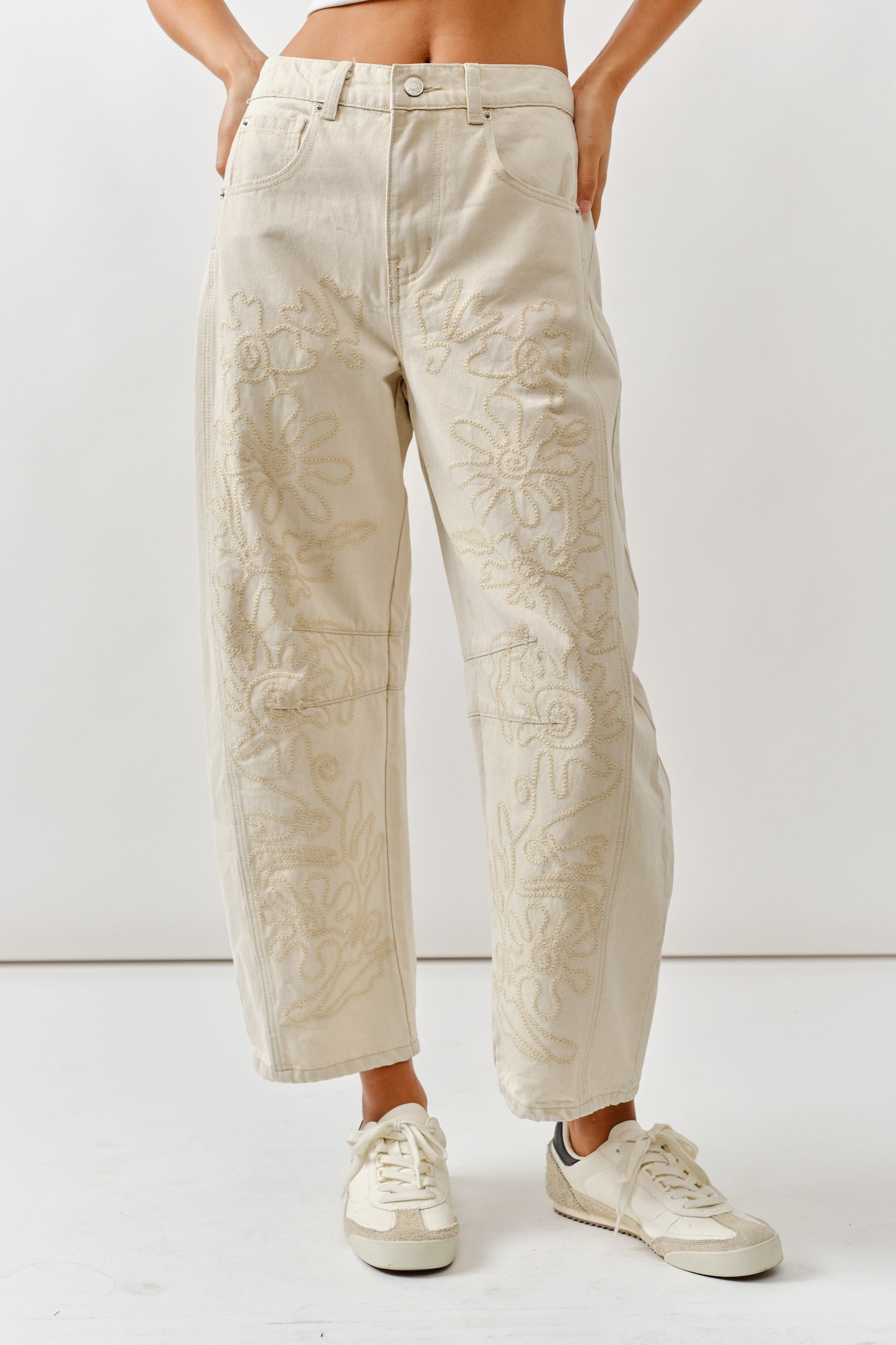 FLORAL EMBROIDERY BARREL JEANS
