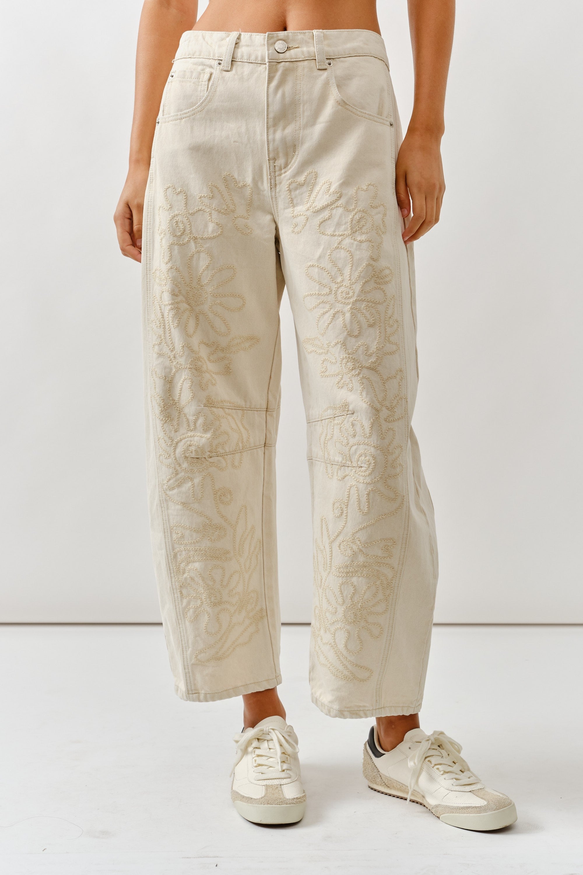 FLORAL EMBROIDERY BARREL JEANS