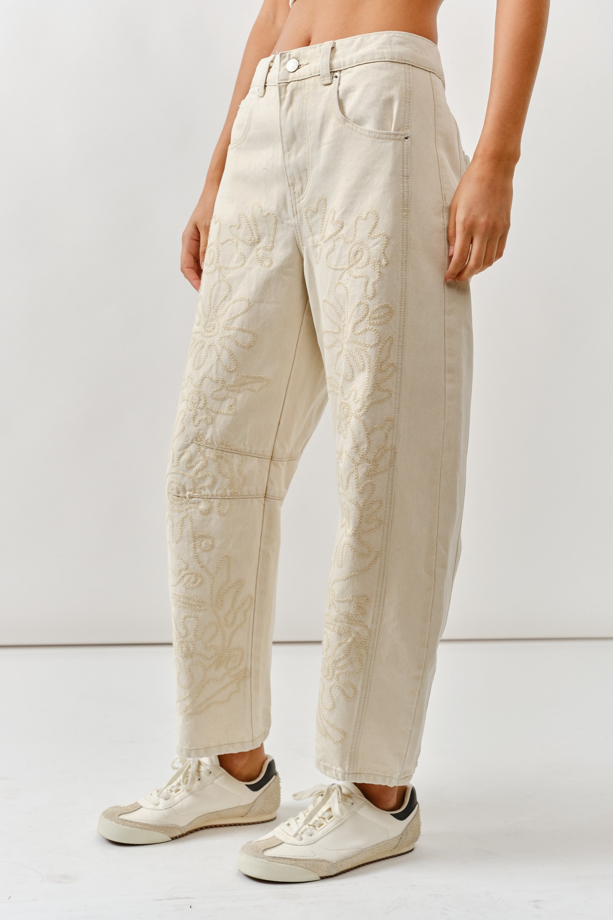 FLORAL EMBROIDERY BARREL JEANS